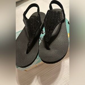 Cali Skechers Yoga Foam Sandles